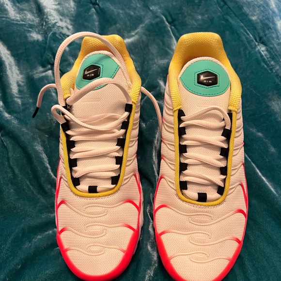 Woman’s' NIKE AIR MAX 🎁size 8 BEAUTIFUL & Bright NEVER WORN. Great GIFT 🎁 - Picture 2 of 9